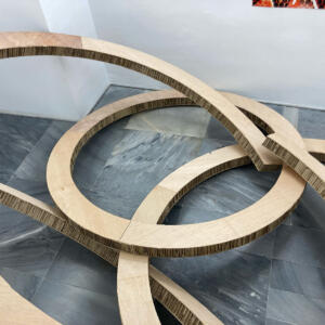 Ref. MM582
2022
Escultura / Madera y estructura de Kraft de panel de abeja de 10 cm.
350 ø cm